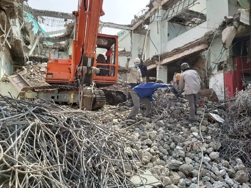 Phá dỡ nhà kết hợp máy móc và thủ công